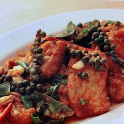 เนื้อปลากระพงผัดเผ็ดพริกไทยอ่อน