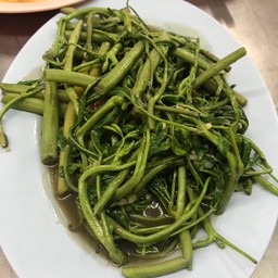 ผัดกระเฉดไฟแดง