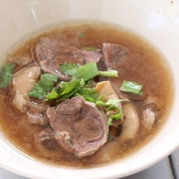 ก๋วยเตี๋ยวเนื้อตุ๋นเฮียปอ ถนนอำเภอ เมืองสุราษ