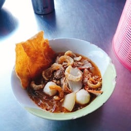 ฝนเตี๋ยวป็อก หน้าโรงเรียนสตรีวิทยา2
