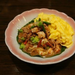 ไข่คนน้ำปลากับดอกแคผัดน้ำพริกกะปิ