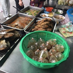 พี่ฮุ้ง ข้าวราดแกง
