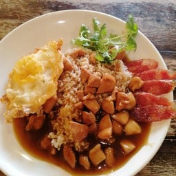ข้าวหน้าไก่กุนเชียงไข่ดาว