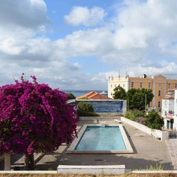 ชั้นล่างมีระเบียงและสระน้ำ