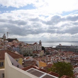 ทิวทัศน์ย่าน Alfama และแม่น้ำ Tagus