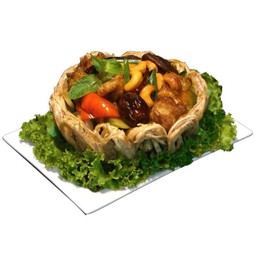 ไก่ผัดเม็ดมะม่วงหิมพานต์ ในตะกร้าเผือก