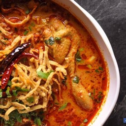 ข้าวซอยไก่(egg noodles with chicken curry)