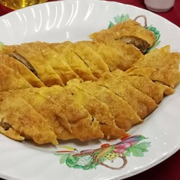 แฮมขาหมูชุบแป้งและไข่เสริฟพร้อมน้ำจิ้มบ๊วยเจี่ย รสเปรี้ยวหวาน เด็กๆชอบครับ