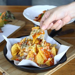 ข้าวเกรียบนาโช่ ทานกับซอสสูตรเฉพาะและชีส อรทอยเพลินเกินห้ามใจ