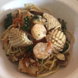 สปาเก็ตตี้ผัดพริกแห้งทะเล