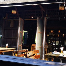 ส่วนอาหารเช้าแยกมาด้านนอก นั่งสบาย