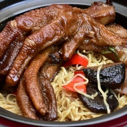 ขาห่านอบบะหมี่