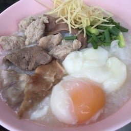 ลูกชิ้นทอด น้ำจิ้มรสเด็ด ลาดปลาเค้า