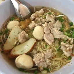 เจ้เกียงเย็นตาโฟรสเด็ด ข้าวหมูแดง หมูกรอบ ข้าวมันไก่  หมูบ้านปาริชาติ345