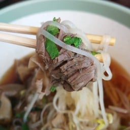 ก๋วยจั๊บเสาวรีย์