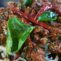 ลาบเนื้อทอด