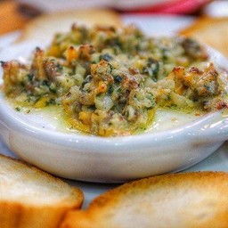 หอยลายอบเนยกระเทียมไวน์ขาว - Baked Baby clam with Garlic butter and white wine