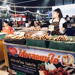 ไส้กรอกแม่ไก่ ตลาดหลังมอลล์