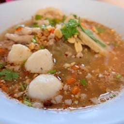 ก๋วยเตี๋ยวสูตรคุณยาย หน้าวัดพระนั่งดิน