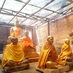 ภายในวิหารหลวงพ่อขาว