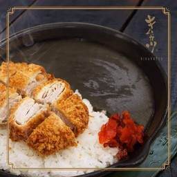 ข้าวแกงกะหรี่ดำหมูทอด