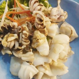 ปลาหมึกก็สดค่ะ คนย่างๆไม่แห้งจนเกินไป กำลังดีเลย