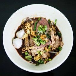 ก๋วยเตี๋ยวเรือก็มี ชามเล็ก20 ชามใหญ่40 ออนเซ็น60 หมูสไล้60 แถมมีเกาเหลา+ข้าว