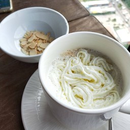 กาแฟใส่วิปครีมแกล้มกับแอลมอนสไลด์