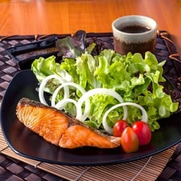 สลัดแซลมอนย่าง