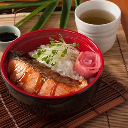 ข้าวหน้าแซลมอนย่างซีอิ๊ว+ซุป