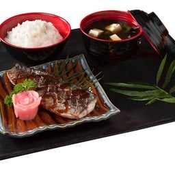 เซ็ทชุดข้าวปลาซาบะย่างซีอิ๊ว