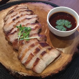 พร้อมน้ำจิ้มมะขามสูตรพิเศษของร้าน