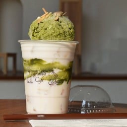 เป็นเครื่องดื่มที่ผสม Monin​ Sakura​ Syrup โปะด้วยไอศครีมมัทฉะ