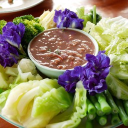 น้ำพริกกะปิ100บาท- มีให้ผักสดและผักลวก กลมกล่อมแต่เสียดายรสยังไม่จัด เท่าที่ควร
