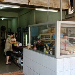 ผัดกันหน้าร้านเลย กลิ่นหอมของอาหารกวักมือเรียกให้เข้าไปชิมทันที