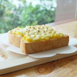ขนมปังปิ้งหอมเนยและข้าวโพด โรยหน้าด้วยชีสย่างไฟหอม ๆ 