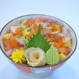 ข้าวหน้าปลาดิบรวมหั่นเต๋า