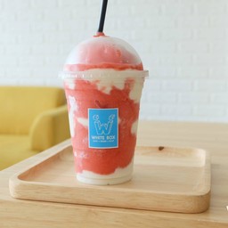 สตรอเบอรี่แท้ปั่นเข้ากับโยเกิร์ตหวานหอม อร่อย 10 10 10 ไปเลยจ้า