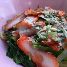 ชายสี่บะหมี่เกี้ยว ข้างค่าย