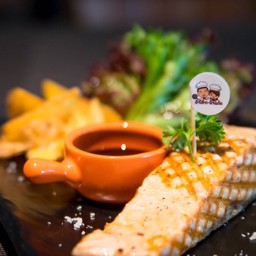 ไมเคยกินแซลมอลที่ไหนถูกขนาดนี้แถมซอสก้ออร่อยเป็นสูตรทางร้านเคี่ยวนานกว่า3ชั่วโมง