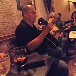 คุณ Duarte กับเพื่อนมาเล่นกีต้าร์ก่อน