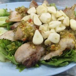 คอหมูย่างราดน้ำจิ้มซีฟู้ด