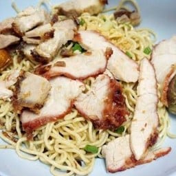 บะหมี่หมูแดงหมูกรอบ