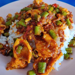 ข้าวผัดพริกแกงราดข้าว