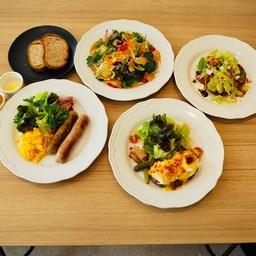 ชุดอาหารเช้า ที่รวมไส้กรอกปลอดสาร ไข่ขนทําจากไข่แม่ไก่อารมณ์ดี