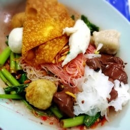 ขาหมูเซนต์หลุยส์ ก๊วยเตี๋ยวแคะสี่พระยา