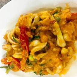 ปลาหมึกผัดไข่แดง