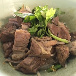 ดุสิตบริการ ก๋วยเตี๋ยวเนื้อวัวรสเยี่ยม