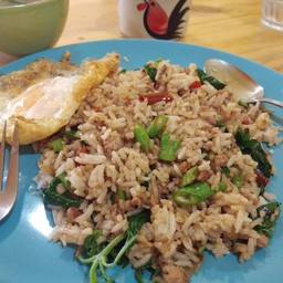 ข้าวผัดพริกแกงไข่ดาว
