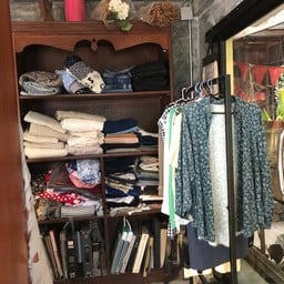 มีส่วนของห้องแสดงงานเสื้อผ้าตัดเย็บเก๋ๆ ให้อุดหนุนกัน